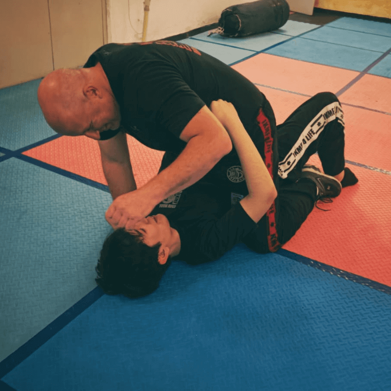 Tecnicas de defensa de ahorques en el piso krav maga
