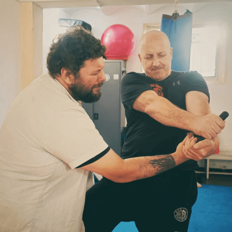 Tecnicas de desarme de arma de fuego krav maga