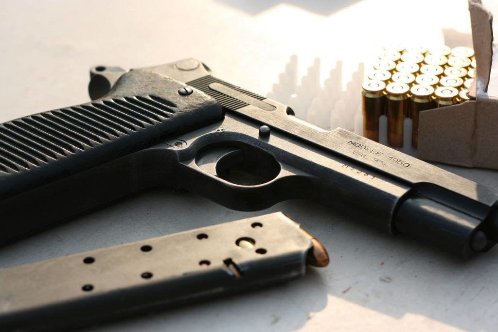 Pistola descargada con balas aparte krav maga
